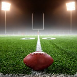 Ballon de football américain personnalisable avec logo, équipement d'entraînement durable pour les académies sportives, l'entraînement universitaire et l'utilisation en extérieur - Product Image 1