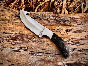 Jagdmesser mit feststehender Klinge und Eingriffshaken, aus Kohlenstoffstahl, mit schwarzem Horngriff, gerader Klinge, Clip-Point, 8 Zoll Gesamtlänge - Product Image 1