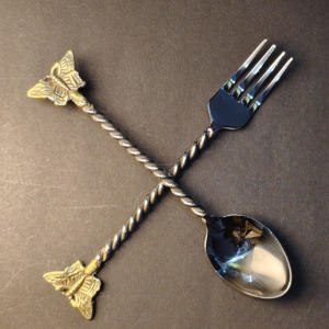 Juego de 2 Cucharas para Café y Postre con Diseño de Mariposa, con Ejes en Tono Plateado Retorcido y Motivos Chapados en Oro - Product Image 6
