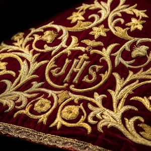Casulla Católica de Terciopelo Borgoña de Lujo con Monograma IHS Bordado con Hilos de Oro, Vestimenta Litúrgica para Sacerdotes y Clérigos - Product Image 4