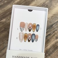 Ongles en gel zèbre dégradé français en forme d'amande peints à la main avec motif floral nude côtelé savane brumeuse