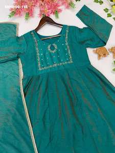 El mejor conjunto de vestido y dupatta de seda Vichitra con bordados a mano para festivales, proveedor de moda femenina de Surat a precio mayorista. - Product Image 2