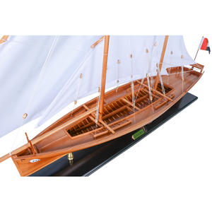 Modelo de Barco de Carreras Dhow de Madera Pintado a Mano, Barco de Vela Árabe Tradicional, Decoración Náutica Ecológica, Regalo Coleccionable - Product Image 4