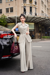 เสื้อกั๊กเบลเซอร์แขนกุดสำหรับผู้หญิง สีเทา ปกแบบ Notch Lapel คอสองชั้น รูดเชือกที่เอว ติดกระดุมด้านหน้า เสื้อสำหรับใส่ทำงาน IRIS - Product Image 2