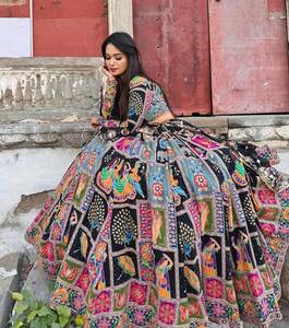 Ensemble Lehenga Choli Navratri en coton mousseline avec impression numérique et broderies miroir, comprenant un Lehenga cousu, une blouse non cousue et un dupatta. - Product Image 2