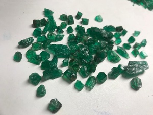 พลอยมรกตธรรมชาติคุณภาพสูง หินดิบไม่เจียระไน คริสตัลบำบัด หินพลอยหลวม ขายส่ง - Product Image 5