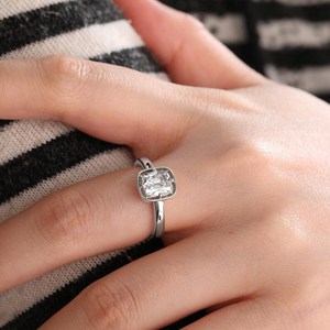 Anillo de Moissanita con Corte Cojín y Halo Oculto Clásico para Mujer, Plata 925 Original con Baño de Oro Amarillo, Regalo de Compromiso Nupcial - Product Image 3