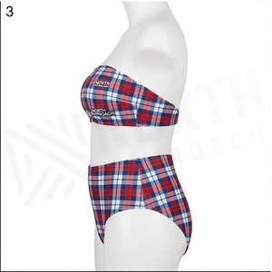 Ensemble de yoga 2 pièces imprimé papillon bleu avec finition dorée, body à col en V profond et jupe portefeuille longueur genou - Product Image 3