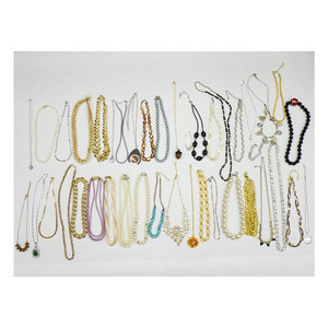 Lote Surtido de 100 Artículos de Joyería de Moda con Cuentas, Estilo Casual, de Segunda Mano, Calidad Excepcional, Precios Increíbles - Product Image 1