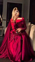 Ensemble prêt-à-porter en soie Fandy avec broderies et sequins, comprenant un haut, un pantalon palazzo et une dupatta, entièrement cousu.