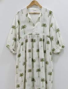 Robe midi trapèze personnalisable pour le bureau - Style bohème, faite à la main, motif floral tie-dye, 100 % coton respirant, écologique et naturel - Product Image 2