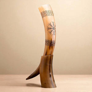 Corne à boire viking artisanale en véritable corne de bœuf avec support, style rune gravé, décoration de bar, cadeau - Product Image 4