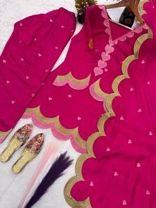 Ensemble de robe traditionnelle indienne pakistanaise pour femmes, imprimé cœur rose, longueur au sol, coupe ample, matière polyester, toutes saisons - Product Image 4