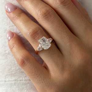 Bague en diamant unique à trois pierres de 5 carats, taille coussin allongée, avec baguettes effilées en or rose, certifiée IGI - Product Image 6