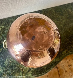 Maceta redonda decorativa martillada con asa de cara de león, ideal para jardín, balcón y decoración de mesa, hecha a mano en India. - Product Image 5