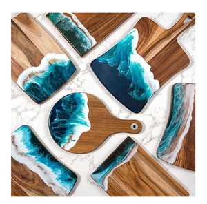 Planche à découper artisanale en bois d'acacia et résine époxy motif vague océanique Skies Trader – Plateau de service pour fromages - Product Image 3