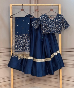 ชุดเลเฮนกา โจลี ปักลายดอกไม้สีน้ำเงิน สไตล์อินเดีย-ปากีสถาน คอวี เสื้อครอปท็อป ผ้าคลุมไหล่ และกระโปรงจีบ สำหรับงานเทศกาล - Product Image 1