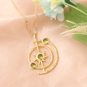 Collar de latón chapado en oro hecho a mano con peridoto y cuarzo, colgante de sol celestial con diseño de órbita del sistema solar, joyería para mujer para cóctel - Product Image 2
