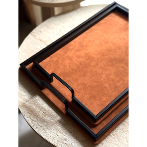 Ensemble de plateaux de service rectangulaires modernes avec placage en cuir, cadres en métal noir élégants et poignées latérales intégrées pour une touche d'élégance - Product Image 5