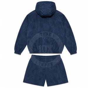 Ensemble coupe-vent élégant : veste à capuche avec imprimé en relief et short élastique - Product Image 2