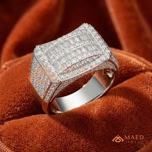 แหวนเงินชุบแบบกำหนดเองสำหรับผู้ชาย ประดับเพชรทรงบาแกตต์แบบไมโครเพฟ ดีไซน์ Iced Out พร้อมดีไซน์ด้านในแบบ Comfort Fit สไตล์ฮิปฮอป - Product Image 3