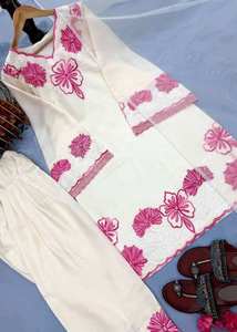 Ensemble prêt-à-porter moderne indien-pakistanais de créateur pour fêtes/mariages, en soie Chinon satinée, comprenant haut, pantalon et dupatta, avec broderies lourdes - Product Image 5