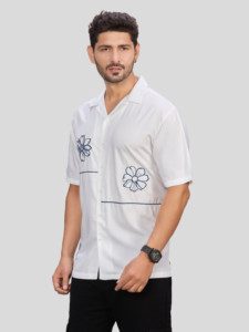 เสื้อเชิ้ตผู้ชายสีขาว แขนสั้น ผ้าวิสโคส สไตล์ลำลอง ปักลายสีน้ำเงิน ปกคอพับได้ ระบายอากาศได้ดี ป้องกันรังสียูวี แห้งเร็ว ผ้าป๊อปลิน เหมาะสำหรับฤดูหนาว - Product Image 3