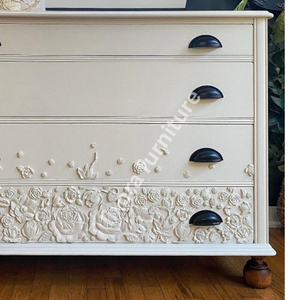 Commode de luxe artisanale en bois massif à 4 tiroirs, avec relief floral orné de roses, finition blanc antique - Product Image 4