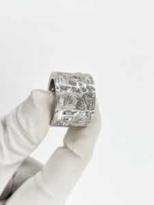 Bague de mariage ou d'anniversaire en or blanc 14K ou 18K avec mosaïque de diamants baguette larges cultivés en laboratoire - Product Image 3
