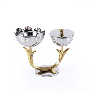 Juego de incensarios de plata y oro con cuencos en forma de tulipán, tallos dorados curvos y base metálica redonda para fragancias - Product Image 2