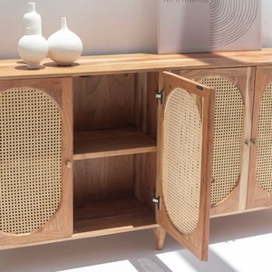 Aparador de Madera de Acacia con Puertas de Ratán Vandana Pebble Vento para Interiores de Hogar Modernos y Elegantes - Product Image 5