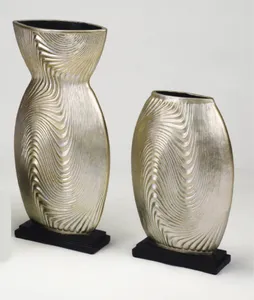 Ensemble de vases en métal sculptés à la main, design contemporain, pot de fleurs décoratif pour une utilisation intérieure, avec un motif irrégulier - Product Image 1