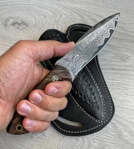 Couteau de chasse artisanal en acier Damas avec manche en bois de noyer, couteau d'extérieur et de camping personnalisé, avec étui, ODM - Product Image 3