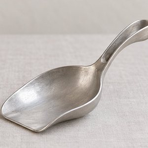 Cuillère à miettes en aluminium faite à la main - Design pétale - Accessoire de service de table - Product Image 1