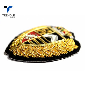 Écusson brodé en feutre de laine, forme irrégulière 3D, à coudre, avec couronne et couronne de lauriers, motif blason - Product Image 3