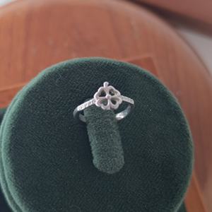 Anillo de Eternidad con Trébol de Cuatro Hojas Revalia para Mujer, Minimalista, Elegante, Regalo para Fiesta - Product Image 1