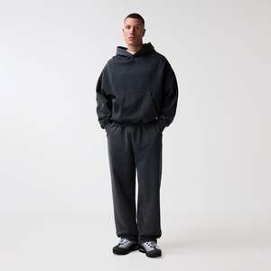 Ensemble de survêtement surdimensionné pour homme, comprenant un sweat à capuche ample et un pantalon de survêtement, en coton épais 100% avec logo personnalisé et effet délavé. - Product Image 2