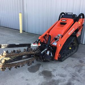รถตักล้อยาง Kubota SCL1000 พร้อมอุปกรณ์ขุดร่องดินแบบโซ่ ใช้เครื่องยนต์ดีเซล - Product Image 6
