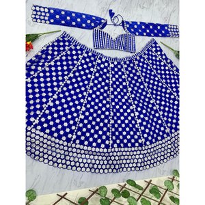 La mayoría de las mujeres de tendencia de lana y mezclas Lehenga Choli hermoso con trabajo de espejo de aluminio - Product Image 5