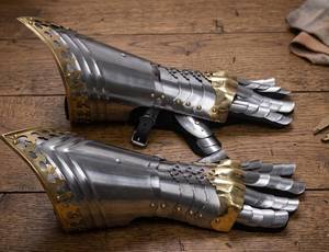 Gants de chevalier médiévaux en acier, armure dorée de style antique avec gravures complexes - Product Image 1
