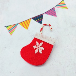 Miniatures de maison de poupée à l'échelle 1:12, chaussettes de Noël en feutre avec cannes en sucre - Product Image 1