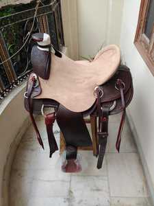 Selle de cheval en cuir occidental de qualité supérieure, véritable selle de cowboy, selle de randonnée artisanale avec siège profond et étriers en bois - Product Image 1