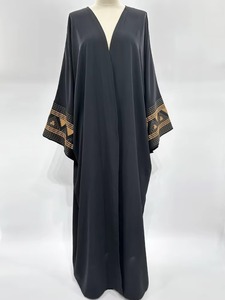 Elegante Abaya Azul Marino de Corte Holgado para Mujeres Musulmanas con Cuello con Borlas y Mangas con Puños Acampanados para Uso Diario Modesto e Islámico - Product Image 2