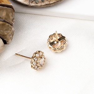Pendientes de Oro Amarillo de 14k con Morganita Natural Redonda y Halo Floral de Diamantes, Joyas Memoria, Venta al Por Mayor - Product Image 5