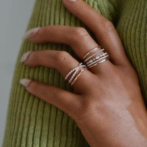 แหวนทองคำ 14K โรสโกลด์ ประดับเพชรแล็บโกรว์แบบไขว้ - Product Image 2
