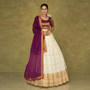 Lehenga Choli en soie Banarasi avec bordure évasée en ivoire tissé, détails de bordure riches, style classique de dupatta drapé pour les mariages - Product Image 4