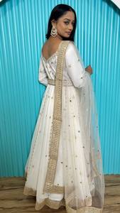 Ensemble Kurta traditionnel indien pakistanais blanc pour femmes, longueur au sol, avec dupatta, coupe ample, tenue ethnique toutes saisons - Product Image 4