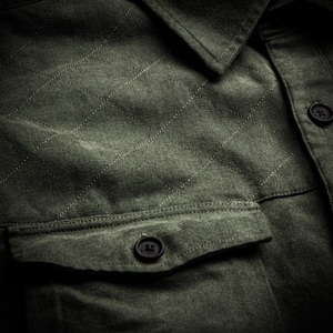 Chemise en coton vert foncé à manches longues pour homme avec fermeture boutonnée et poches poitrine - Product Image 4
