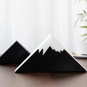 Porte-serviettes moderne en forme de montagne, design noir et blanc, boîte à mouchoirs autoportante décorative - Product Image 1