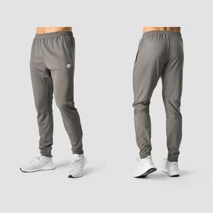 Pantalones deportivos color carbón diseñados para el gimnasio y con tela elástica de poliéster y elastano con paneles de malla para ventilación. - Product Image 6
